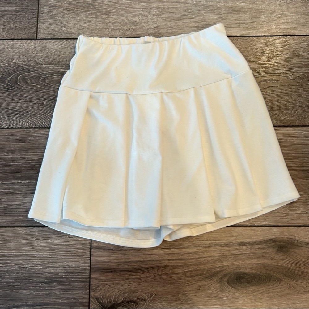 Women’s Gaze Pleated White Tennis Skort. Beautiful condition. size Small